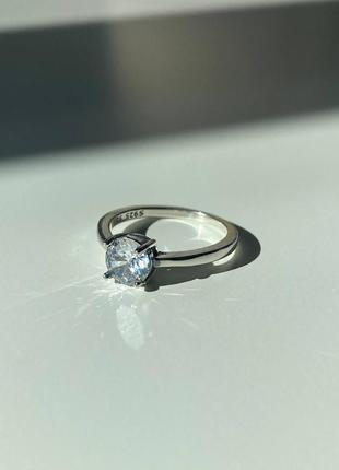 Класична каблучка 💍 з кубічним цирконієм. камінчик сяє просто нереально😍