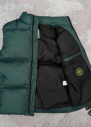 Чоловіча дута спортивна жилетка в стилі stone island ( стон айленд ) темно-зелена безрукавка весняна жилет чоловічий темно-зелений2 фото