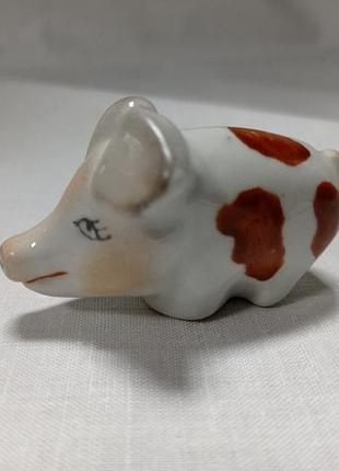 Статуэтка / фигурка  "год кабана"  коростенский фарфор ручная работа, автор трегубова в.м. 1994г.