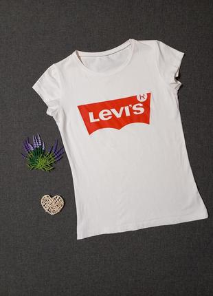 Футболка levi's.