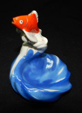Пепельница сувенирная / статуэтка  "красная  золотая рыбка" коростенский фарфор ручная работа. 1969г.