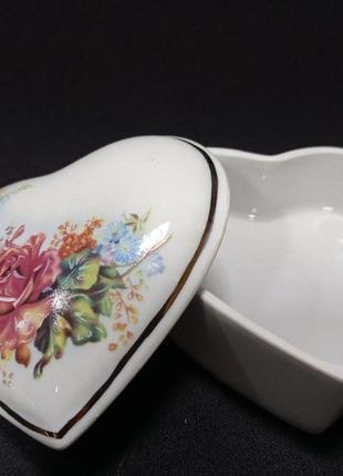 Шкатулка / шкатулка фарфоровая / шкатулка для бижутерии "цветы" сердце 2 коростень фарфор.