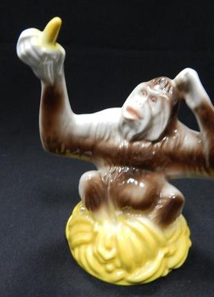 Статуетка / фігурка "мавпа з бананом" коростенський фарфор, ручна робота 2003 р.
