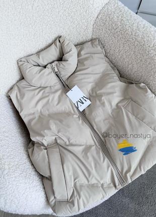 Бежевий короткий прогумований жилет zara жилетка зара 3046/213