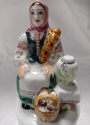 Статуэтка / фигурка   "женщина с молоком" коростенский фарфор ручная работа, автор трегубова в.м.