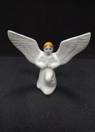 Статуетка / фігурка "ангелок на коліні" коростенський фарфор, ручна робота.