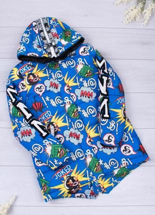 Стильная синяя яркая зимняя куртка с принтом рисунком хит