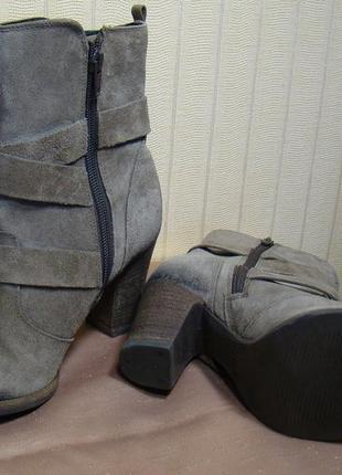 Чоботи жіночі демісезонні чоботи замшеві сірі clarks (розмір 36)3 фото