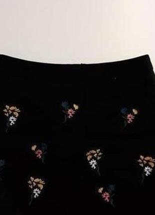 Фирменная стрейчевая джинсовая юбка с вышивкой1 фото