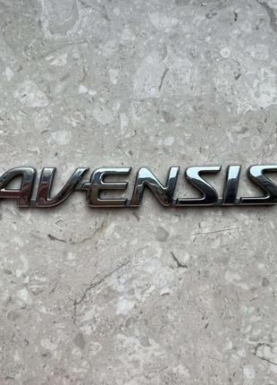Емблема задньої кляпи toyota avensis