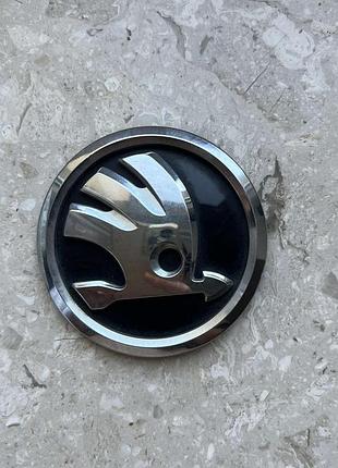 Лого емблема skoda 6v0853621a 79ml