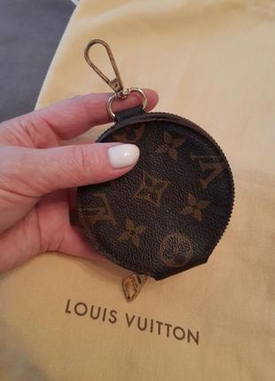 Кошелек монетница круглая на карабинчике в стиле louis vuitton4 фото