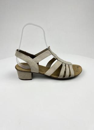 Женские кожаные босоножки на каблуке rieker3 фото