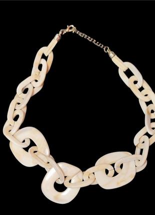 Модное короткое ожерелье из смолы в стиле бохо бежевого цвета4 фото