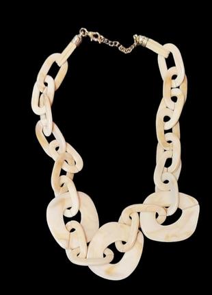Модное короткое ожерелье из смолы в стиле бохо бежевого цвета2 фото