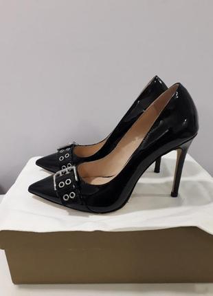 Кожаные лаковые черные туфли