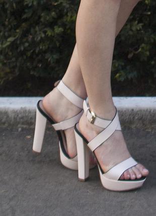 Красиві босоніжки