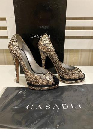 Кожаные туфли на высоком каблуке casadei. кожа, сверху кружево