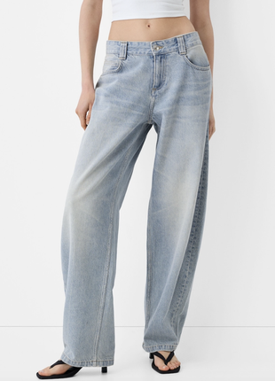 Широкие голубые вареные джинсы