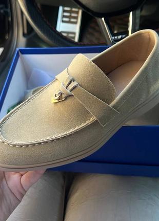 Бежевые замшевые лоферы типа loro piano