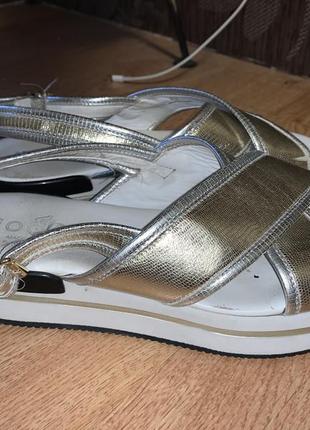 Стильні босоніжки