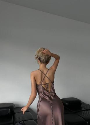 Шелковое платье силуэтного кроя шелк армани на бретелях с открытой спиной и короткими рука...