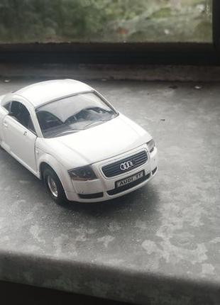 Модель audi tt 1:24 машинка металічна близько 18см