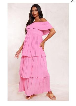 Нежное розовое платье открытые плечи