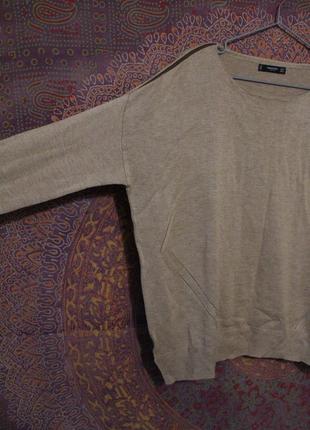 Стильный базовый свитер с интересными деталями6 фото