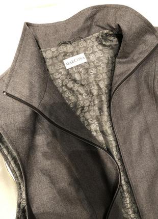 Сіра вовняна жилетка