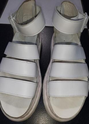 Шкіряні босоніжки, сандалі гладіаторів від dr. martens4 фото