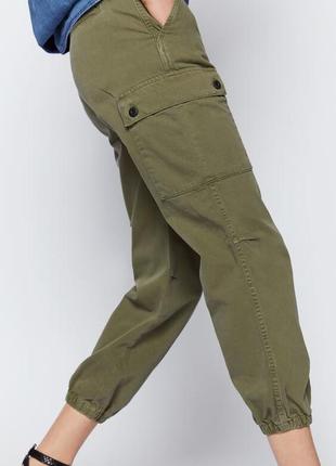Стильні джинси карго кольору хакі від zara2 фото