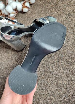 Серебристые босоножки на массивном каблуке от bershka8 фото