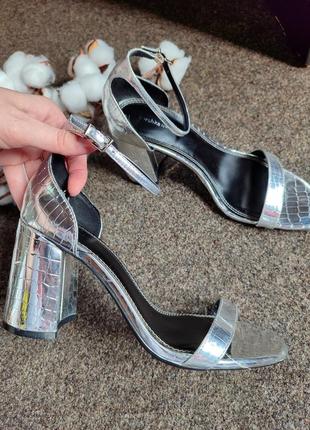 Серебристые босоножки на массивном каблуке от bershka3 фото