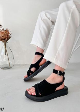 Трендові жіночі босоніжки натуральна замша з ремінцем застібкою замшеві сандалі закритий верх закрытые чорні5 фото
