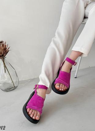 Трендовые женские босоножки натуральная замша с ремешком застежкой замшевые сандалии закрытый верх закрученные фуксия4 фото