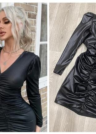 Чорна сукня з еко шкіри з драпіровкою lorabella.