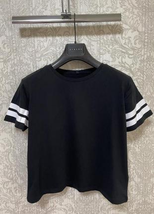 Укороченная черная футболка sinsay с белыми полосками1 фото