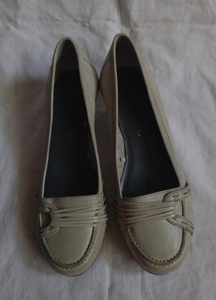 Туфли лодочки 37 размер туфли винтажные кожаные туфельки для дамы на каблуке для паны сррр винтажное винтаж старинные кожаные белые белоснежные4 фото