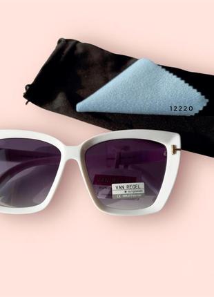 Жіночі сонцезахисні окуляри в білій оправі1 фото