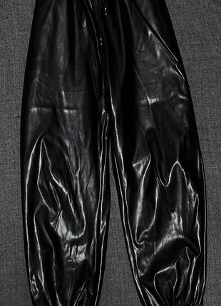 Необычно красивые брендовые трендовые стильные брюки из эко кожи2 фото