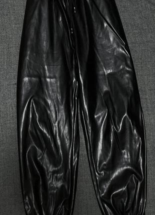 Необычно красивые брендовые трендовые стильные брюки из эко кожи3 фото