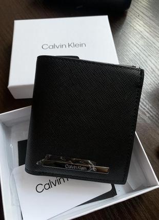 Гаманець calvin klein modern bar trifold black saffiano чорний чоловічий3 фото