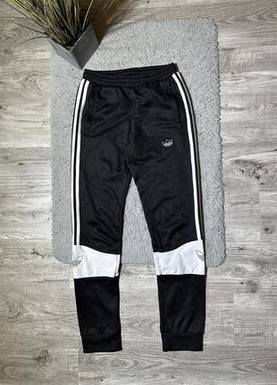 Оригинальные, спортивные штаны от бренда “adidas”1 фото