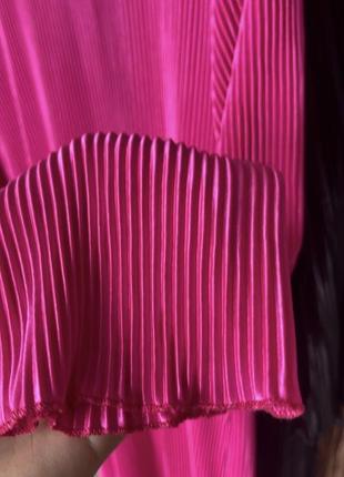 Малиновое пилсерованное платье3 фото