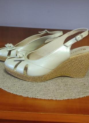 Босоніжки шкіряні на танкетці scorpion  роз. 39