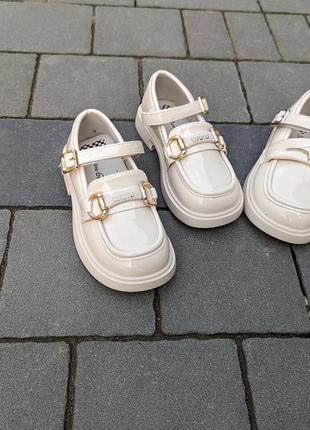 Стильные бежевые туфли