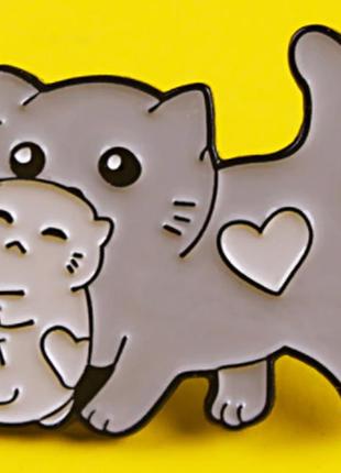 Значок пин брошь брошка эмаль кошка несет котенок серый
