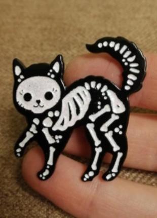 Брошь брошка значок скелет черный кот кошка металл пин эмаль