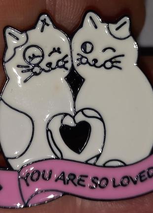 Брошка-кишеня значок метал кіт, білий кіт, you are so loved серце